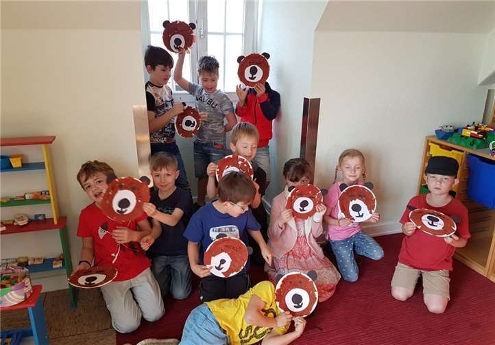 In den Projektgruppen wurde nicht nur gelesen, sondern auch gebastelt und gemalt. privat