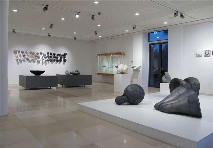 In den Räumen der Galerie Handwerk München werden Werke von 20 Keramikkünstlern aus Höhr-Grenzhausen ausgestellt.