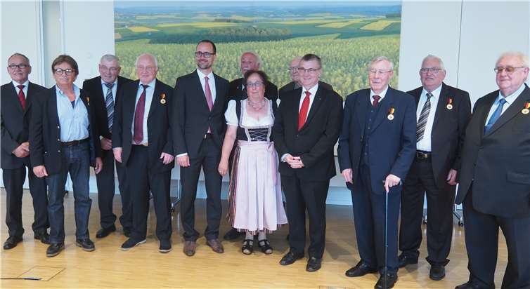 In den Räumen der Kreisverwaltung nahmen zehn verdiente Ehrenamtler die Verdienstmedaille des Landes entgegen (v. l.): Hans Josef Reif, Wilhelm Kirchesch, Alois Hickmann, Friedrich Kohlbecher, Staatssekretär Clemens Hoch, Manfred Fuhr, Christine Gügel, Rudolf Stahl, Landrat Alexander Saftig, Franz Joseph Saftig, Hubertus Moske und Hans Josef Mader. HH
