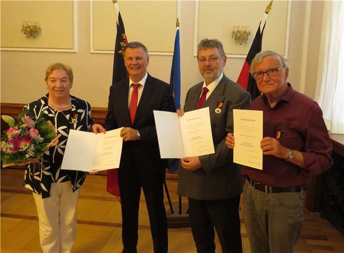 In den Räumen der SGD Nord wurden die Auszeichnungen feierlich übergeben (v. l.): Hildegard Schneider, SGD-Präsident Dr. Ulrich Kleemann, Michael Meyer und Klaus Jürgen Neufang. SGD Nord