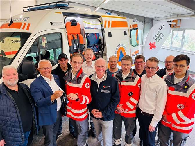 In den Räumen des DRK-Kreisverbandes Neuwied übergab Landrat Achim Hallerbach den Schlüssel für den neuen Krankentransportwagen an Noah Timmermann, Bereitschaftsleiter vom DRK Neustadt/Wied.  Foto: Jörg Niebergall