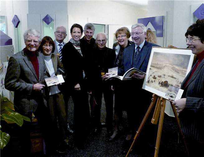 In den Räumen des Familienunternehmens stellte Oberbürgermeister Hofmann-Göttig (2.v.r.) zusammen mit Brigitte Hilgert-Becker (3.v.r.) die neue Grußkarte den Kunden und Freunden des Hauses vor. BSB