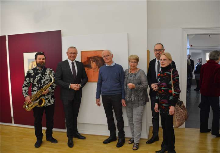 In den Räumen des Roentgen - Museums wurde die Ausstellung mit Werken von Gerhard Wienss eröffnet (v.l.n.r.): Dennis Kessler, Landrat Achim Hallerbach, Gerhard Wienss, Ehefrau Ingrid Wienss, Bernd Willscheid und Dr. Denise Steger.Foto:Roentgen - Museum