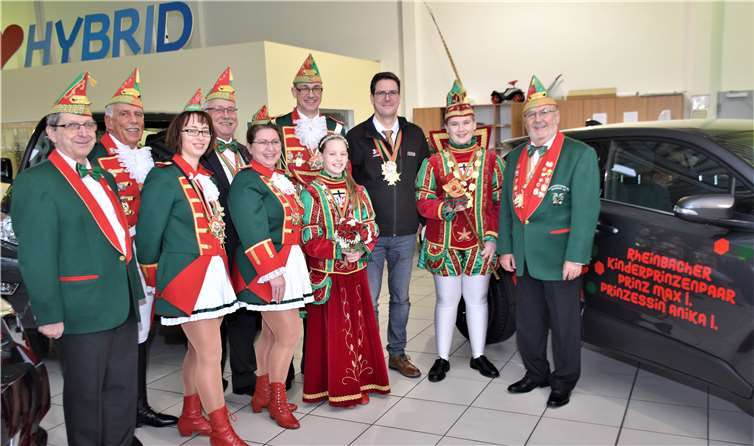 In den Räumen von 3H Automobile wurde das Fahrzeug offiziell übergeben (v. l.): Frank Unruh, Wilfried Eichen, Natalie Wolf, Hans-Josef Assenmacher, Kerstin Schmidt, Patrick Wibier, Annika I., Gunnar Brunke, Max I. und Heinz Nolden. EICH