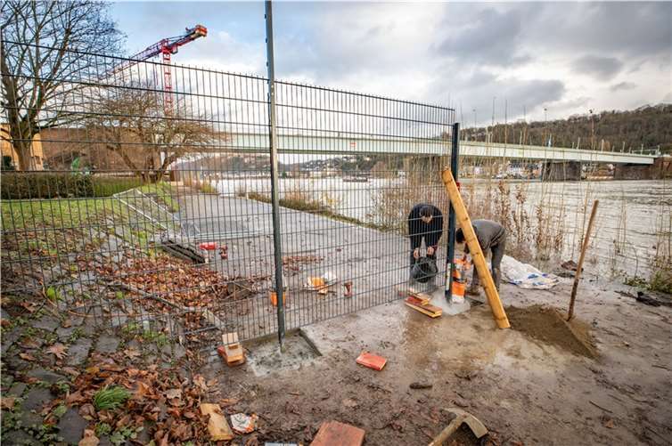 In den Rheinanlagen an der Pfaffendorfer Brücke wird der bisherige Bauzaun derzeit durch einen festen Zaun ersetzt. Seit Beginn des Großbauprojekts war es immer wieder zu Beschädigungen und Zerstörungen am Bauzaun gekommen.  Foto: Stadt Koblenz/Andreas Egenolf