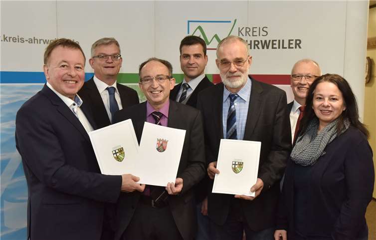 In den Ruhestand verabschiedet wurden Raymund Pfennig (3. von links) und Josef Hommen (5.v.l.) von Dr. Jürgen Pföhler (l.) im Kollegenkreis mit Harald Fuchs (2.v.l), Sascha Hurtenbach (4.v.l.), Burkhard Müller und Rita Gilles. Kreisverwaltung Ahrweiler
