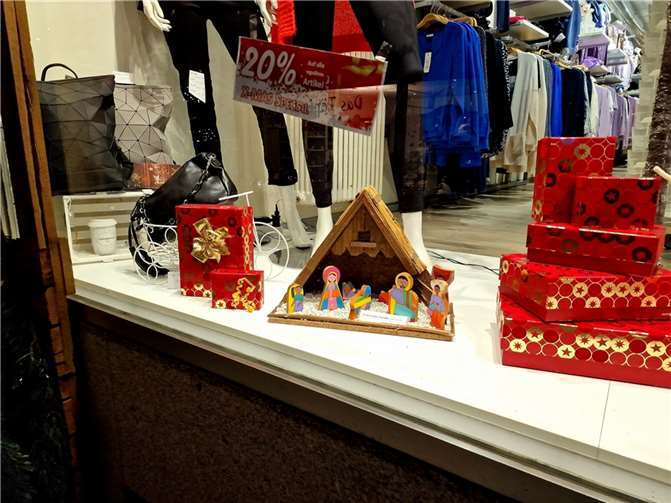 In den Schaufenstern vieler Geschäfte in Linz stehen Krippen – ein weihnachtlicher Krippenweg durch die Stadt.