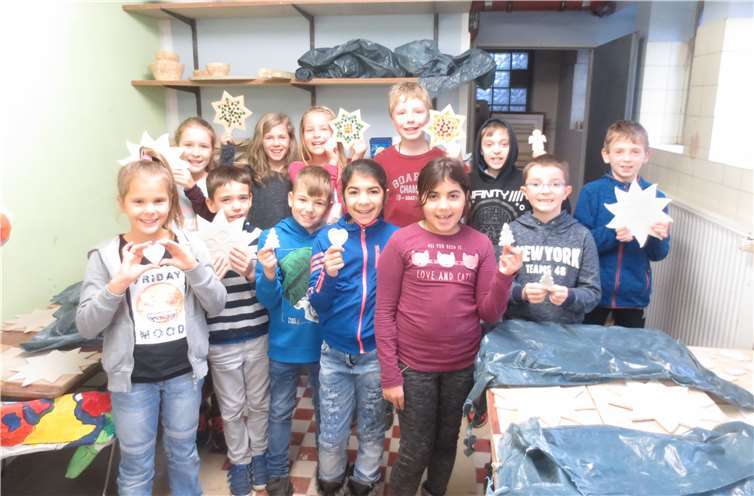 In den Schulen wurde fleißig gemalt, gebastelt und gewerkelt für den Verkaufsstand auf dem Weihnachtsmarkt. privat