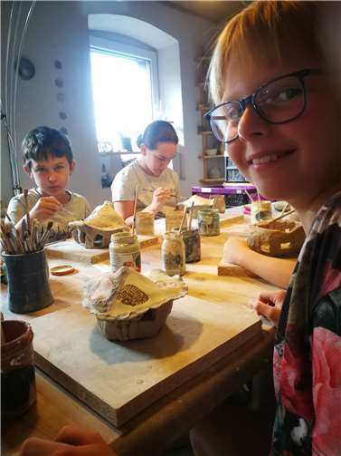 In den Sommerferien konnten Kinder wieder höchst erfolgreich am Kindertöpferkurs in Niederzissen teilnehmen. Foto: privat