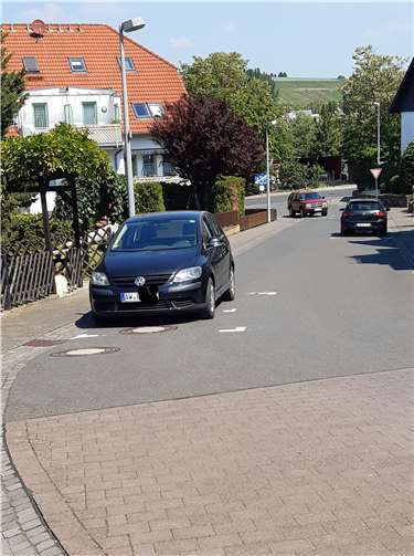In den Straßen Pfarrweg und In der Hostert im Stadtteil Bachem sind kürzlich Stellplatzflächen im öffentlichen Verkehrsraum markiert worden.Foto: privat