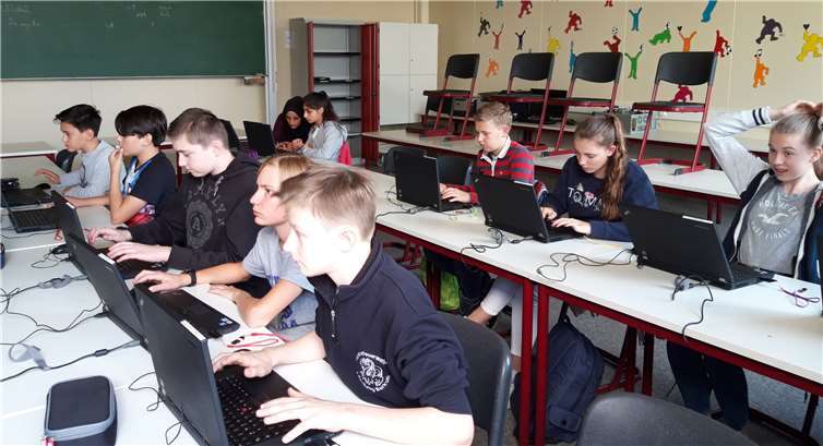In den Stufen 8 und 9 wird mit Scratch spielerisch in die Programmierung von Robotern eingeführt. Fotos: HDG-Schule/hwm