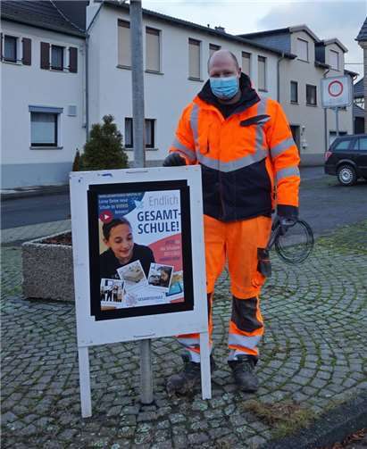 In den Swisttaler Ortsteilen hat der Baubetriebshof Plakate aufgestellt, die auf die neue Internetseite zur Gesamtschule Swisttal hinweisen.Foto: privat