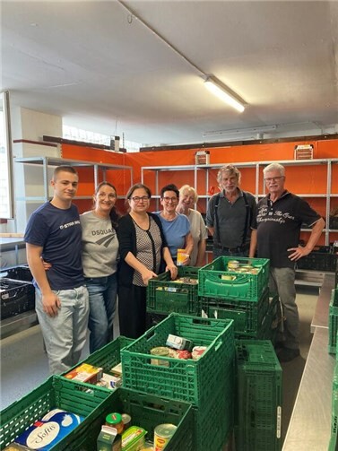 Großzügige Spendenbereitschaft bei Supermarktaktion In den Tafelräumen wurden die Lebensmittel sortiert und eingelagert.