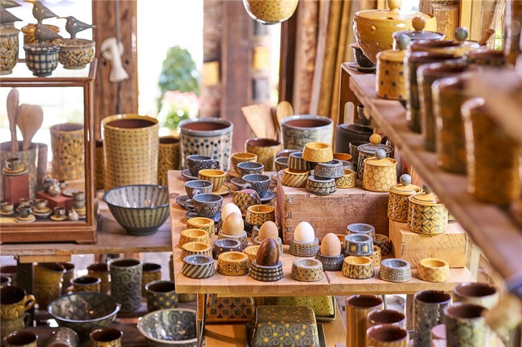 In den Töpfereien und Werkstätten haben Besucherinnen und Besucher die Gelegenheit, Keramikerinnen und Keramikern bei der Arbeit zuzusehen.