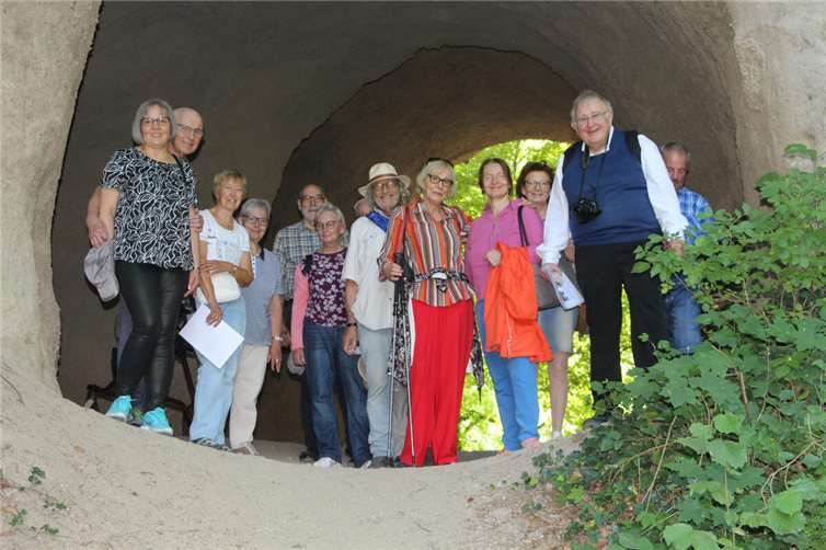 In den Trasshöhlen von Burgbrohl erfuhren die SKFMler von Eberhard Müller mehr über den Eifelvulkanismus, die Römer und den Trassabbau.  Foto: Ralph Seeger