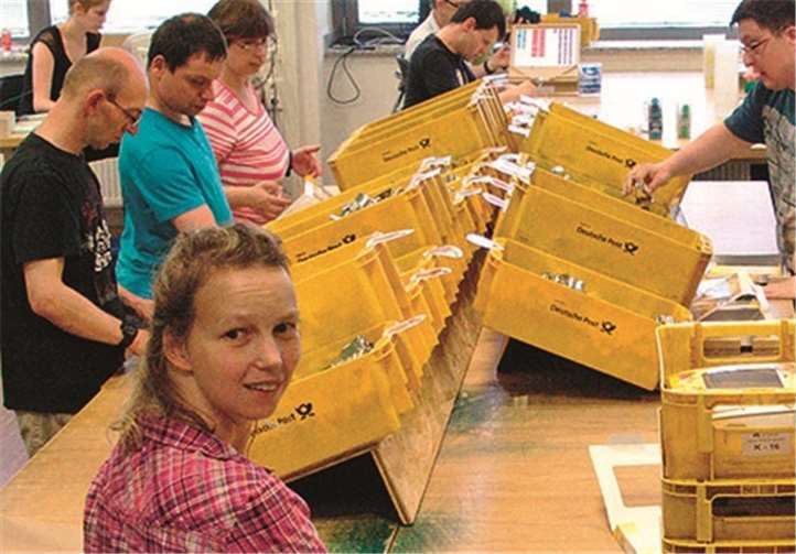 In den Werkstätten können die Beschäftigten den gelernten Umgang mit den Schutzmaßnahmen anwenden, was die Arbeit dort erleichtere.