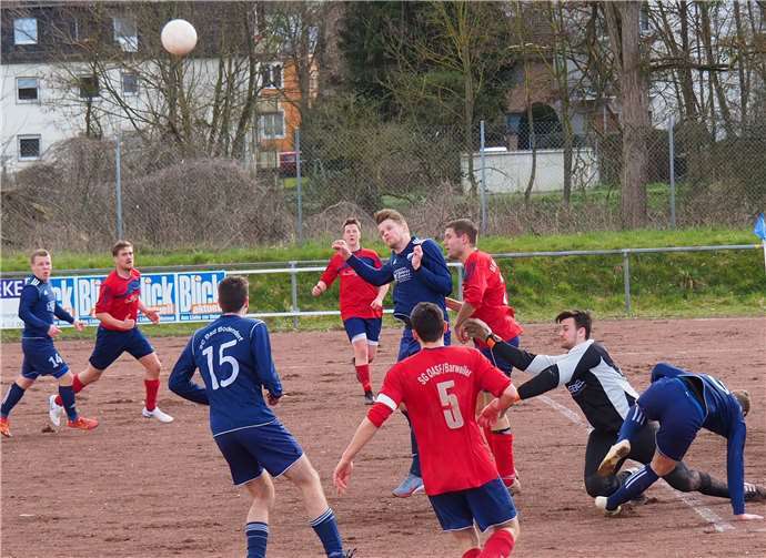 In den Zweikämpfen schenken sich beide Teams nichts.Foto: Mike Beitzel