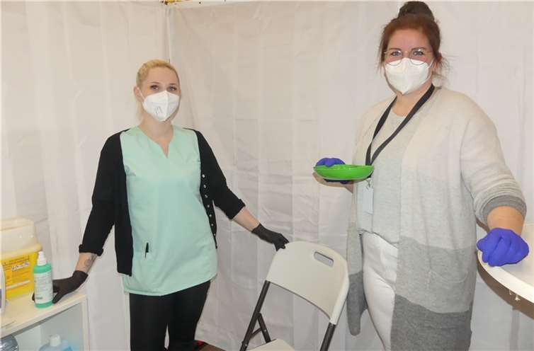 In den abgetrennten Kabinen erhalten die Probanden im Anschluss an die ärztliche Beratung ihre Schutzimpfung.