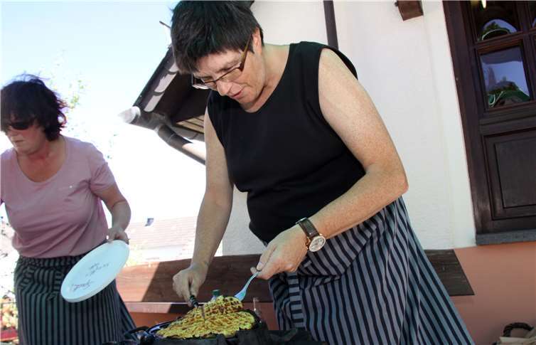 In den alten gusseisernen Waffeleisen wurden nach alter Art Waffeln über dem offenen Feuer gebacken.