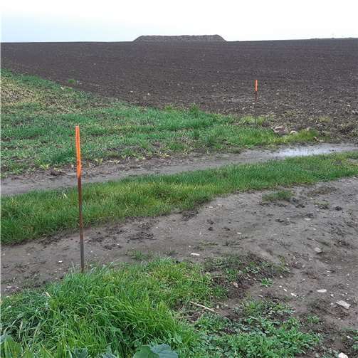 In den auffälligen Feldwegen werden die Grenzsteine mit einem GPS Sender gesucht und mit markierten Eisenstangen gekennzeichnet. Quelle: Ortsgemeinde Kobern-Gondorf