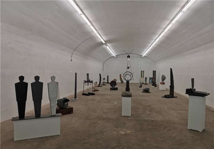 In den besonderen Räumlichkeiten des b-05 entsteht zwischen Winters Arbeiten eine besondere Spannung. Quelle: b-05