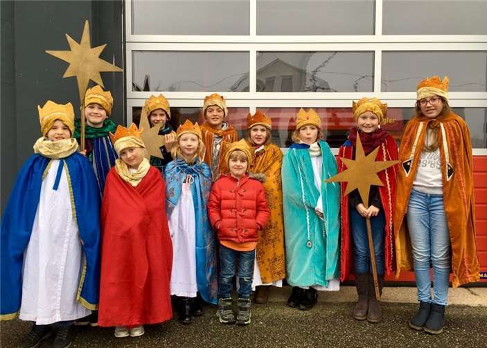 In den bunten Königskostümen zogen die Kinder in Ockenfels von Haus zu Haus.