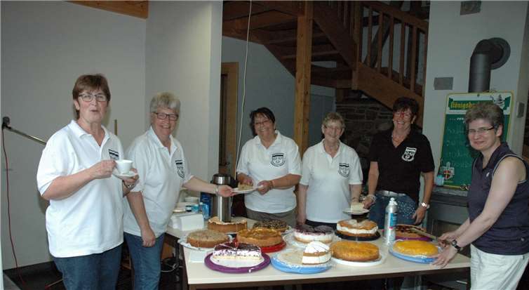 In den frühen Nachmittagsstundenlockte die Kaffeetafel mit selbstgebackenen Kuchen.