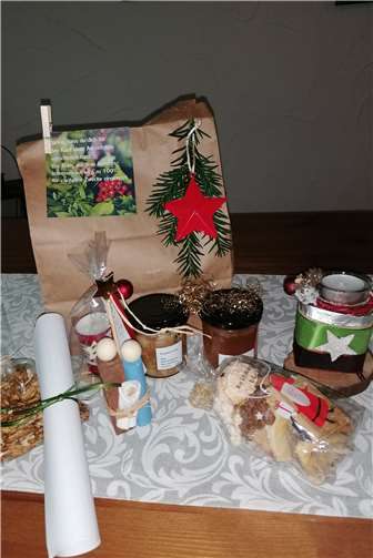 In den gepackten Tüten waren schöne Überraschungen zur Adventszeit. Foto: P. Kreber