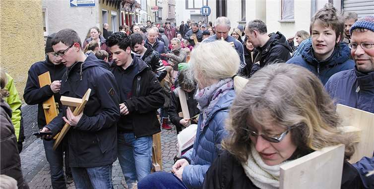 In den historischen Gassen der Bunten Stadt am Rhein sind mittlerweile jedes Jahr Hunderte Klapperläufer an den Kartagen unterwegs.