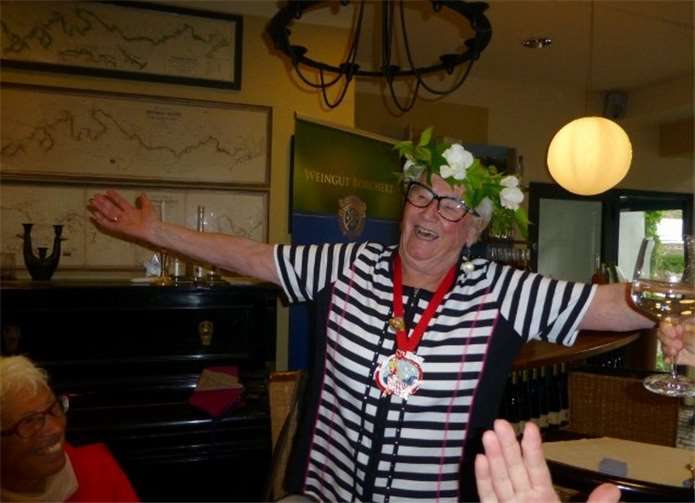 In den historischen Mauern des Springiersbacher Hofs wurde kurzerhand das Perlen-Weinfest eröffnet und Weinkönigin Margret gekürt.