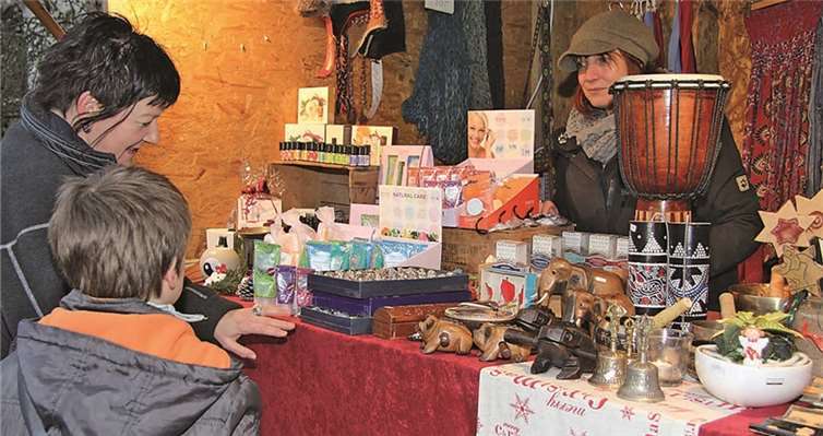In den hübschen Holzbuden gab es Adventliches zu kaufen.Rü