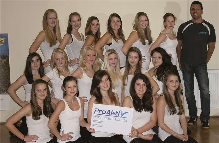 In den letzten Wochen konnten die Mädels der Tanzgruppe dank freundlicher Unterstützung durch das Fitnessstudio ProAktiv und dessen Inhaber Oktay Akyüz ihren Showtanz in einem professionellen Rahmen mit Spiegeln verbessern und synchronisieren.Privat
