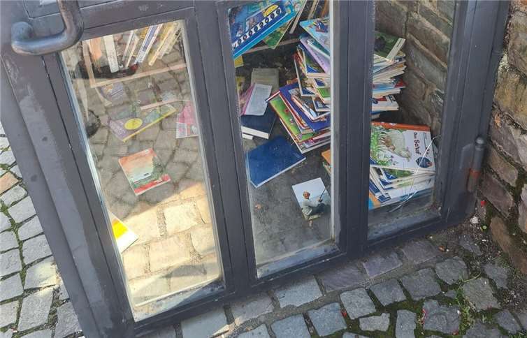 In den letzten Wochen sah der Bücherschrank eher wie eine Entsorgungsstelle für alte Bücher aus. Fotos: Winfried Erbar