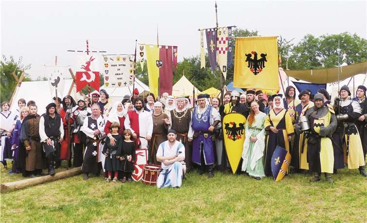 In den liebevoll gefertigten Kostümen und schweren Rüstungen stellten sich die Ritter und Maiden zum Gruppenbild auf. WM