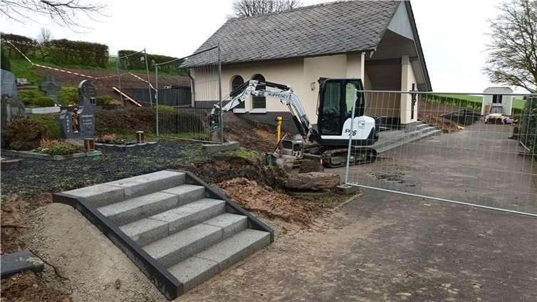 In den nächsten Schritten werden die Podeste an den Treppen noch gepflastert und die Rampe vom Eingang des Friedhofes hin zur Trauerhalle gebaut.