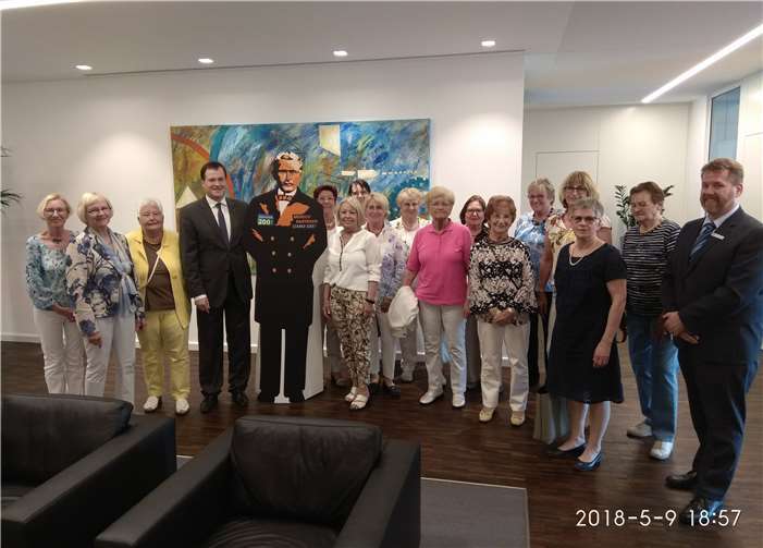In den neu gestalteten Räumen der Volksbank in Mayen erfuhren die CDU-Frauen auchviel Wissenswertes über Friedrich Wilhelm Raiffeisen und die Gesnossenschaftsidee.  privat