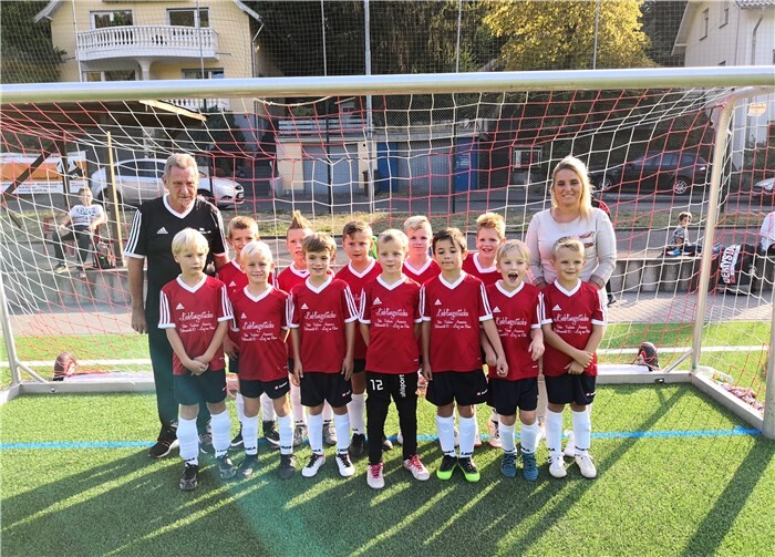 In den neuen Aufwärmshirts können sich die Kleinen wie ihre großen Vorbilder präsentieren. privat