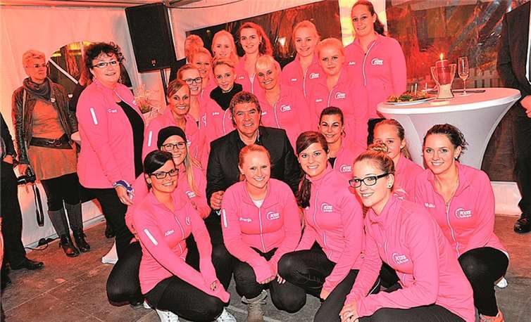 In den neuen Jacken macht das Training den Tanzflöhen jetzt noch mehr Spaß. privat