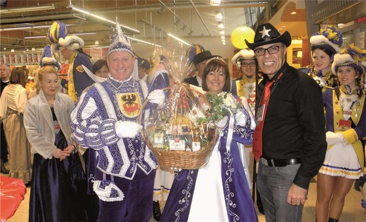 In den neuen Räumen des REWE-Marktes empfing Parviz Azhari das Sinziger Prinzenpaar und übergab einen prall gefüllten Präsentkorb. privat