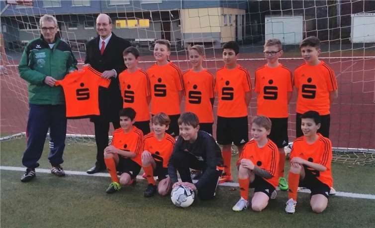 In den neuen, leuchtend orangen Trikots geht es für die Junioren weiter in der Saison. privat