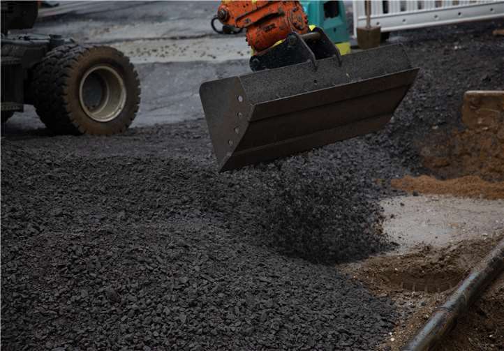 In den sanierten Abschnitten wird schon die Unterlage für die Fahrbahn aufgeschüttet.