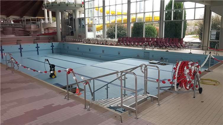 In den seit Jahren leeren Schwimmbecken werden zukünftig Hanf-Pflanzen angebaut.