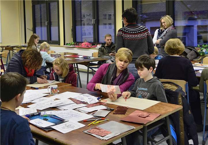 In den unterschiedlichsten Fächern konnten sich die neuen Schüler einen Einblick verschaffen und sogar selber etwas gestalten, wie hier im Kunstraum.