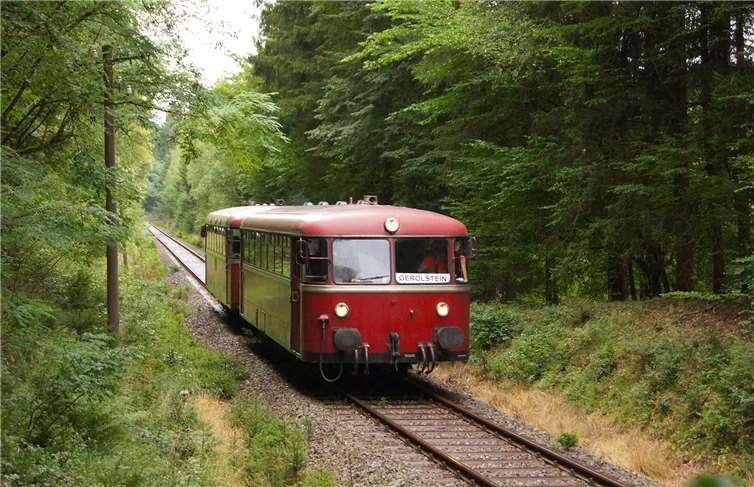 Eifelquerbahn – Die Zeichen stehen auf Bahnbetrieb In den vergangen Wochen hat sich gezeigt, dass hinter den vielfach diskutierten Gutachten zur Reaktivierung der Eifelquerbahn große Fragezeichen stehen. Foto: Georg Lochner