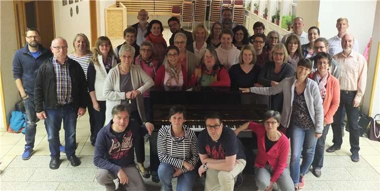 In den vergangenen zehn Jahren hat der Volkesfelder Chor „Taktvoll“ eine konstant steigende Sängerinnen- und Sängerzahl.Die Mitglieder - allen voran Chorleiter Markus Schlaf (vorne links) sind hochmotiviert und begeistert bei der Sache. Foto: pivat