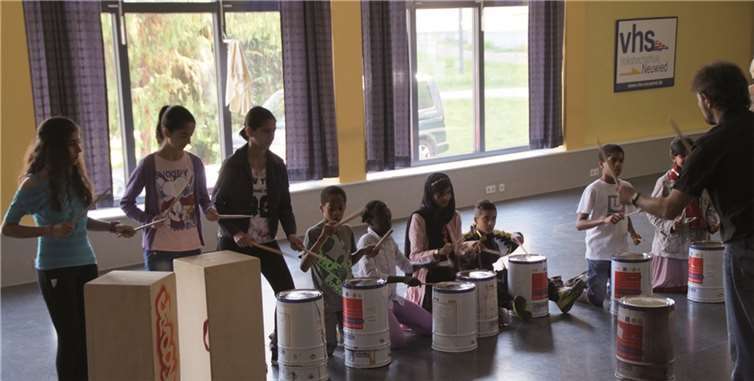 In den verregneten Pausen wurde unter Leitung von Martin Geiger gemeinsam getrommelt.privat