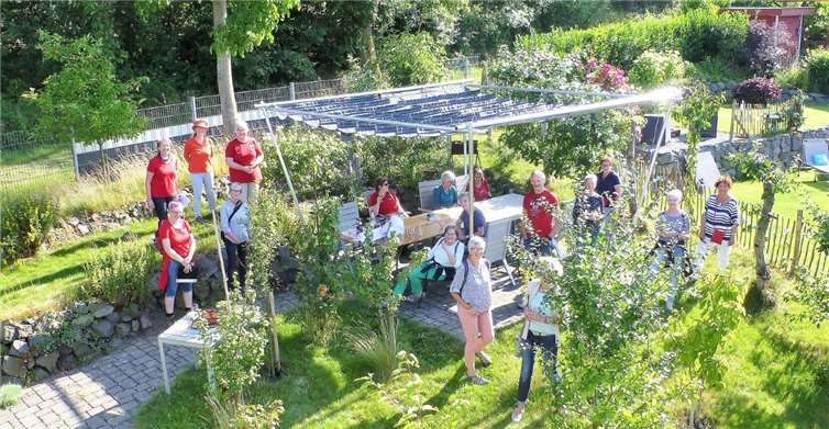 In den verschiedenen Gärten verschiedenen Gedichten lauschen - eine wunderbare Erfahrung bei fantastischem Wetter. Fotos: privat