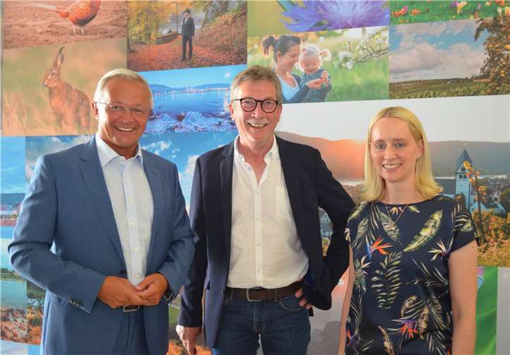 In den wohlverdienten Ruhestand verabschiedete Landrat Achim Hallerbach (links) und Büroleiterin Diana Wonka (rechts) den langjährigen Lebensmittelkontrolleur Hans Müller (Mitte). Ein Mitarbeiter, der seit 1983 mit viel Erfahrung und Fachwissen die Lebensmittelsicherheit im Landkreis im Auge hatte.Foto: Kreisverwaltung