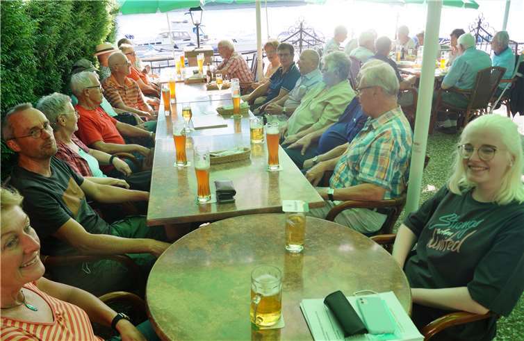 In der Abendsonne genossen die Radler ihre „Radler“. Foto: privat