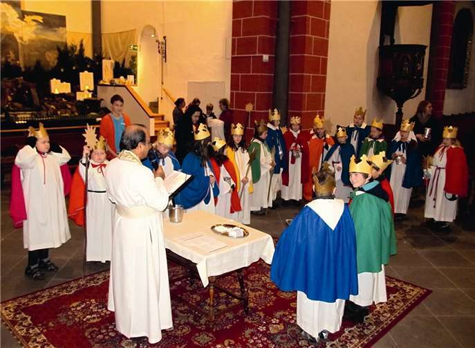 In der Abteikirche in Sayn sendete Pater Norbert Maliekal die Sternsinger aus.